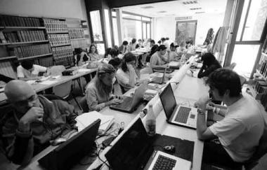 Unaula studio universitaria con gli studenti al computer   
