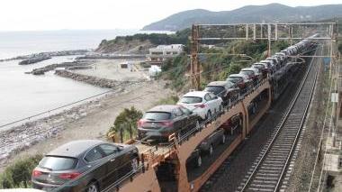<b>INUTILI I SOCCORSI.</b> A sinistra, il treno merci che ha travolto il pensionato A sinistra il corpo della vittima sui binari con i volontari della Misericordia di Montenero i carabinieri e la Polfer