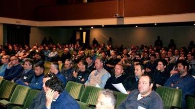 I lavoratori all’assemblea di ieri mattina al teatro Solvay