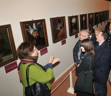 Lassessore alla Cultura Bruno Ialuna; in alto linaugurazione della mostra alle Tamerici 