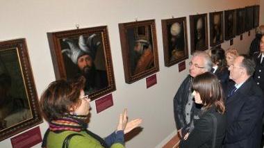 L’assessore alla Cultura Bruno Ialuna; in alto l’inaugurazione della mostra alle Tamerici