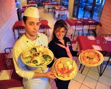 Massimo Bini e Debora Bolino mostrano le loro specialit&agrave; A destra linterno del locale 