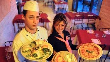 Massimo Bini e Debora Bolino mostrano le loro specialità A destra l’interno del locale