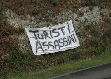 «Assassini», è giallo sullo striscione