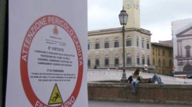 I cartelli che vietano di camminare sulle spallette e il vicecomandante dei vigili urbani, Tiziana Lensi