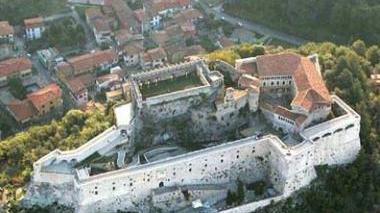 <b>IL PROGETTO.</b> Il castello Malaspina e un rendering delle scale mobili