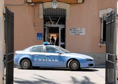 Una volante davanti al commissariato di via Ferrer 