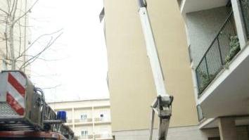 <b>VIA MONTEBELLO.</b> La piattaforma aerea che si è guastata a gennaio nel cortile di un condominio