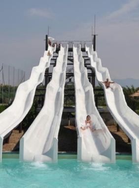Uno scivolo dellAcqua Village 