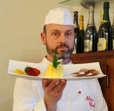 Alessio Calanchi con uno dei suoi dolci 