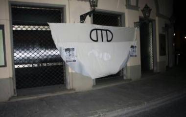 Mutande giganti al teatro Metastasio