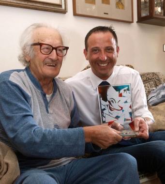 <b>IN FORMA.</b> Arnaldo Galli mentre riceve il premio 