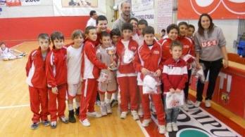 Il gruppo dei giovanissimi cestisti dell’Use durante la premiazione