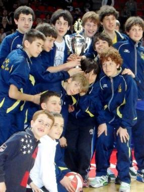 <b>BRAVI. </b>Gli under 13 della Libertas Liburnia col trofeo conquistato a Varese         