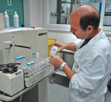 Tecnico al lavoro nel laboratorio di analisi di Publiacqua   