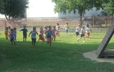 Bambini giocano in un centro estivo        