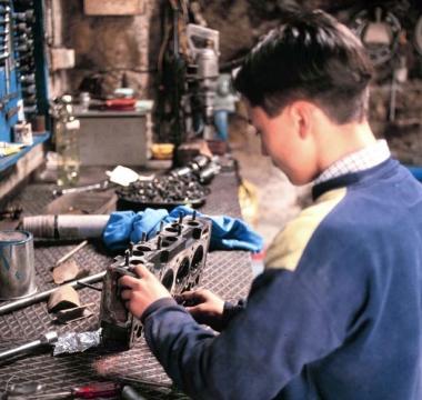 Giovane apprendista al lavoro 