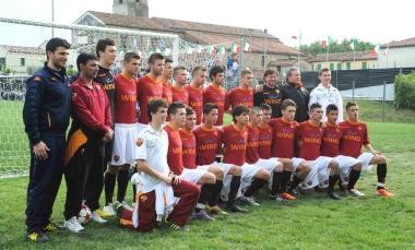 La squadra allievi della Roma allenata da Sandro Tovalieri 
