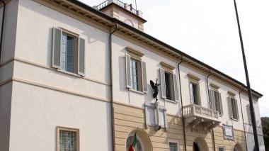 il municipio di Massarosa e l’ex sindaco Larini