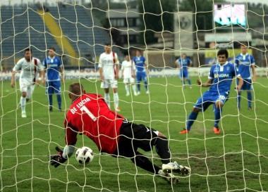 A destra il rigore fallito da Forestieri col Livorno 