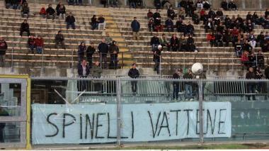 <b>PERPLESSO.</b> Sopra Aldo Spinelli, a fianco lo striscione esposto in una curva nord quasi vuota