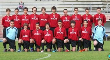 <b>PICCHI.</b> Le foto di tutte le squadre della societ&agrave; bianco amaranto. A sinistra il 1996 di Belli, Pampaloni e Dal Canto; a destra il 1998 allenato da Perfetti    
