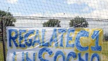 Lo striscione collocato dai tifosi a Luni