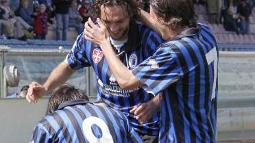 <b>IN GOL. </b> I nerazzurri esultano dopo la prima rete segnata da Fanucchi nella partita con il Siracusa