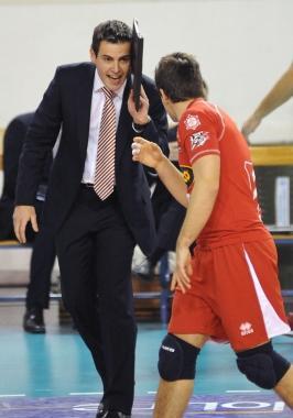 Le indicazioni di coach Gianlorenzo Blengini e (accanto) capitan Paolo Emilio Baldaccini con Michal Hrazdira e Natale Monopoli    