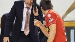 Le indicazioni di coach Gianlorenzo Blengini e (accanto) capitan Paolo Emilio Baldaccini con Michal Hrazdira e Natale Monopoli