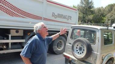 Uno degli abitanti grida contro il blocco di via della Valle Benedetta