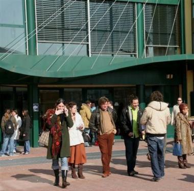 Studenti davanti allingresso del Polo Universitario    