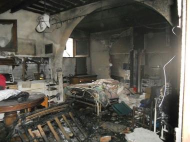 Linterno dellabitazione dov&egrave; avvenuto lo scoppio della bombola del gas e i carabinieri, allesterno 