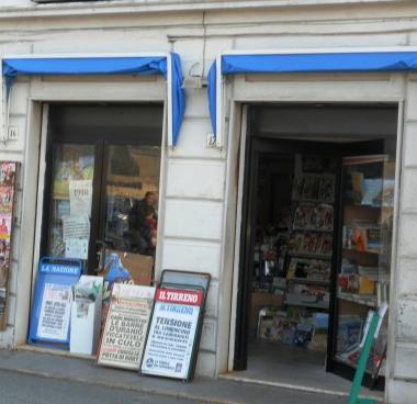 Ledicola accanto alla Baracchina Bianca 