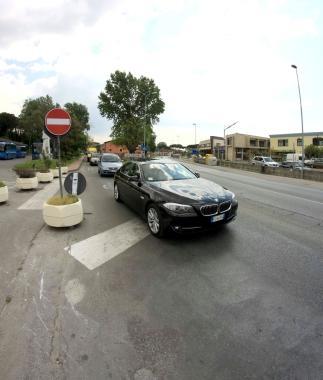 Due immagini del traffico sullAurelia davanti a Trony e lassessore Forassiepi 