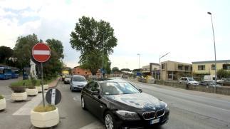 Due immagini del traffico sull’Aurelia davanti a Trony e l’assessore Forassiepi