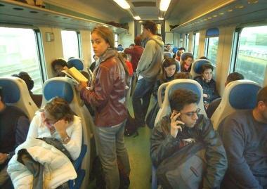 Pendolari in un treno ad alta frequentazione Sotto un capannone dello stabilimento AnsaldoBreda 