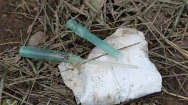 <b>INVITI E DROGA.</b> A sinistra una siringa trovata nel terreno del rave a destra il volantino di un’altra festa