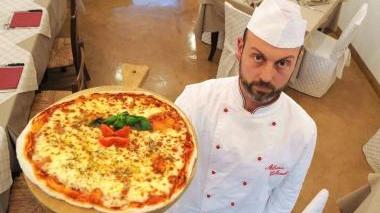 Alessio Calanchi titolare di Una Cena di classe A destra una delle sale interne del ristorante