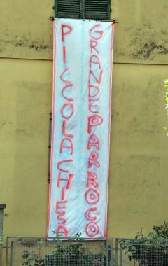 <b>LO STRISCIONE.</b> Cartello affisso in canonica per solidariet&agrave; al parroco 