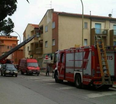 <b>IL CROLLO.</b> Vigili del fuoco al lavoro             