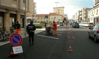 La zona interessata dal divieto di sosta per lavori con i cartelli stradali e i vigili 