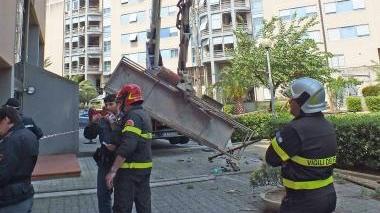 A sinistra, vigili del fuoco e polizia. Al centro, il cortile dove è accaduto l’infortunio. A destra, il mezzo sotto sequestro (foto Vvff)