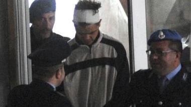 Sotto Matteo Gorelli a una manifestazione e accanto in carcere