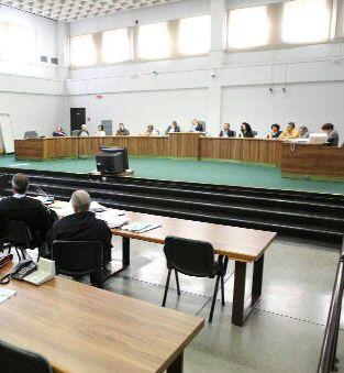 Interno di unaula di tribunale 