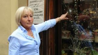 La vetrata del Caffè Di Simo danneggiata
