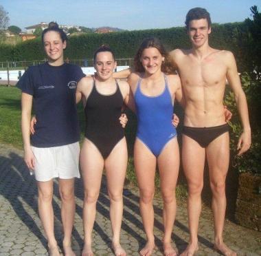 A destra: Bellini, Oresti Mariotti e Giuntoli, in gara ai campionati italiani assoluti di Riccione e (sotto) foto di gruppo per la squadra di nuoto Categoria 