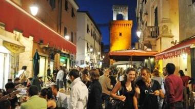 Il pienone nel centro storico durante gli appuntamenti dell’estate