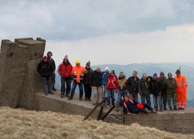 Tecnici e protezione civile sul pilone appena abbattuto con lesplosivo 