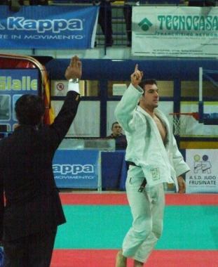 Nicholas Mungai vincente al termine di un combattimento